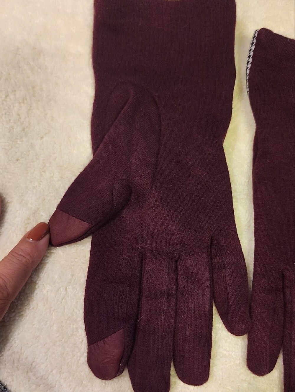 Source Unknown Burgundy Gloves with Houndstooth Cuff and Gold Accent - Picture 2 of 11
